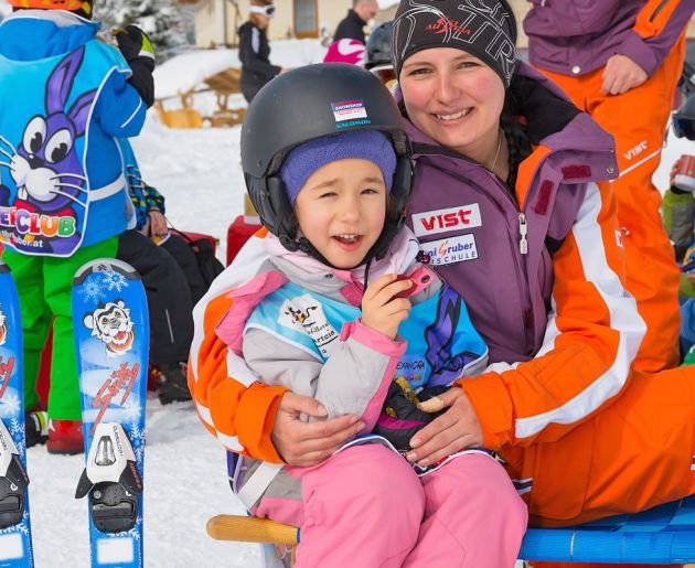 Skikindergarten direkt neben dem Bauernhof Hotel Oberkarteis
