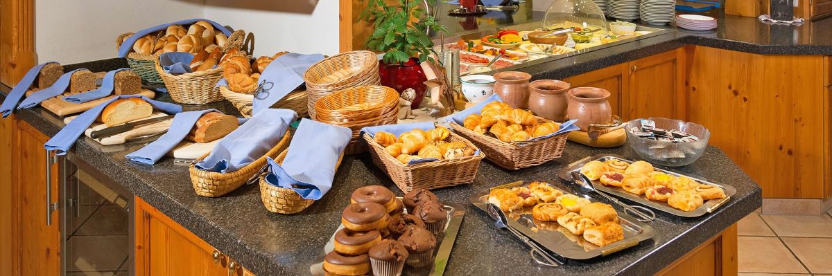 Wir verwöhnen Sie mit regionalen und selbsterzeugten Köstlichkeiten am Frühstücksbuffet