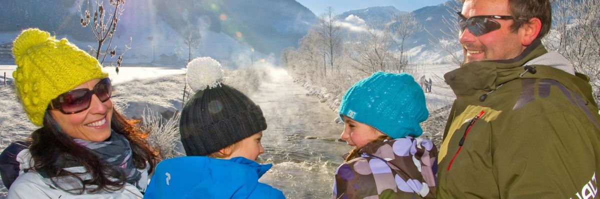 Winterurlaub mit der Familie in Österreich im Familotel Bauernhof Hotel Oberkarteis