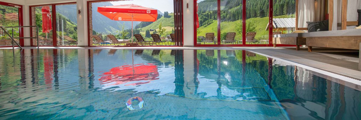 Wasserspaß im Hallenbad mit Panoramablick in die herrliche Natur