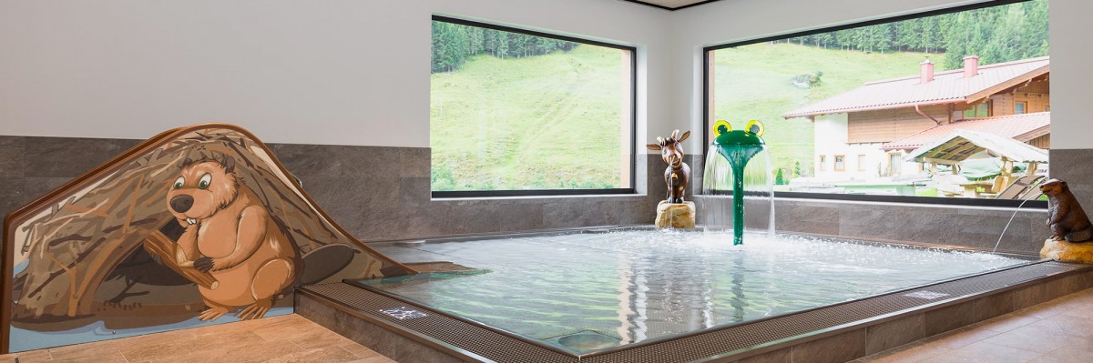 Wasserspaß im Hallenbad mit Panoramablick in die herrliche Natur
