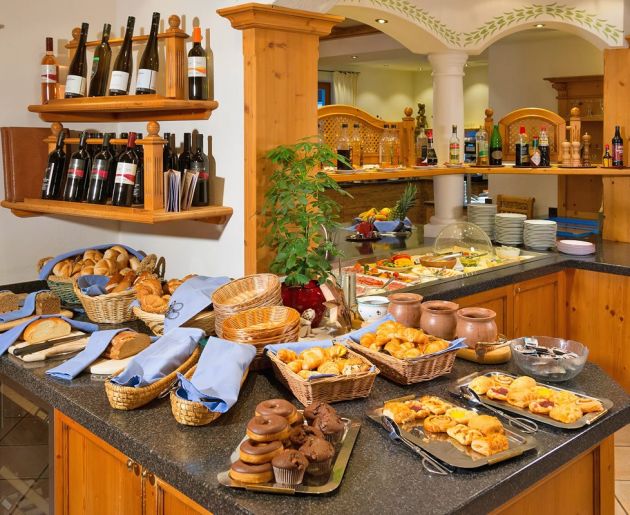 Großzüßgiges Frühstücksbuffet mit vielen regionalen und selbstgemachten Produkten
