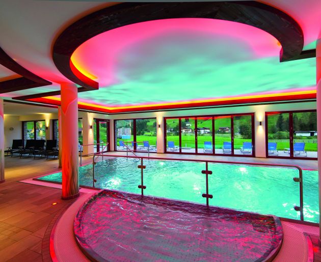 Hallenbad im Familienhotel Oberkarteis