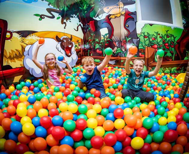 Viel Spaß für Kinder im Bällebad