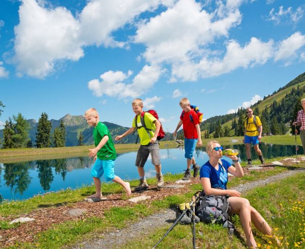 Familienwanderung im Tal der Almen
