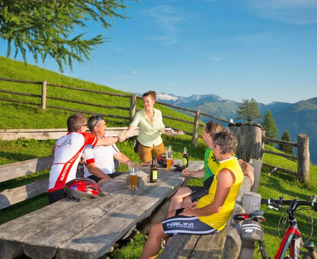 Rast nach einer Mountainbike-Tour auf die Alm