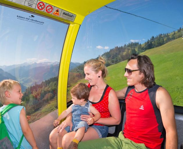 Bei der Wanderung unterwegs mit dem Kinderwagen