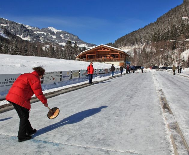 Eisstockschießen mit den Einheimischen