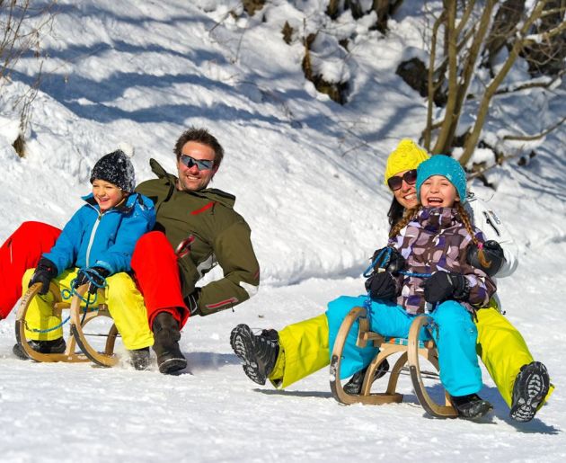 Schlitten fahren mit der ganzen Familie