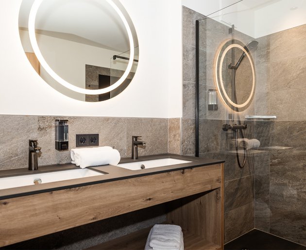 Bad im Zimmer Arlscharte