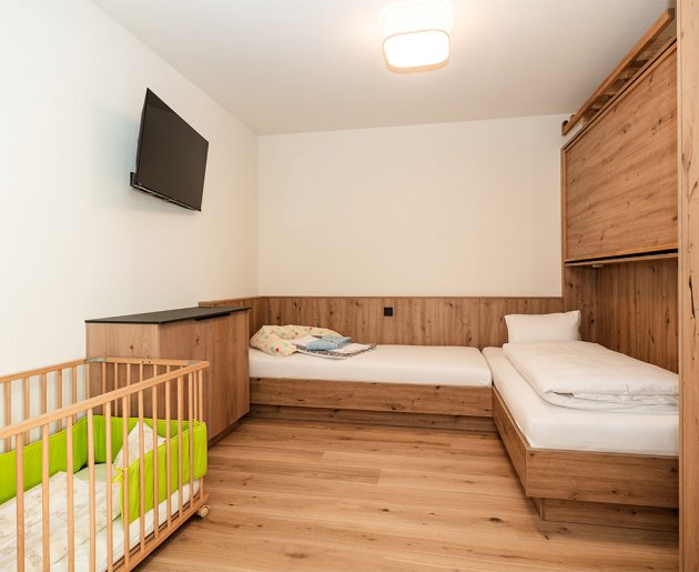 Kinderzimmer mit Gitterbett